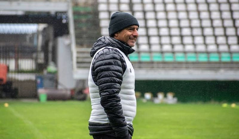 Dirigía al plantel femenino de Temuco previo a su arribo al primer equipo.
