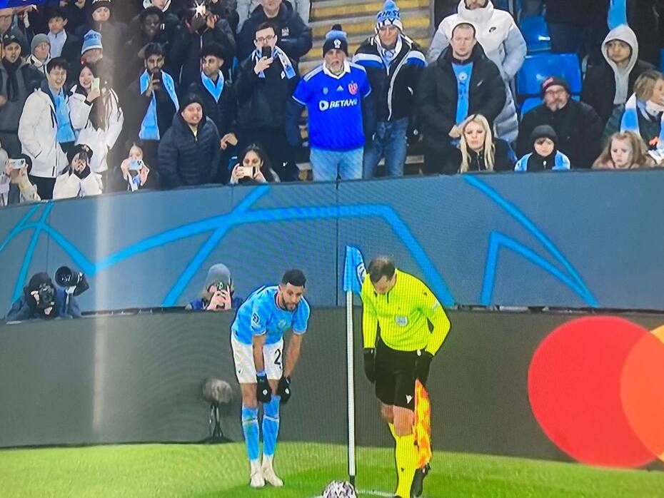 Hincha de Universidad de Chile estuvo en el Manchester City vs Leipzig. Foto: Twitter.