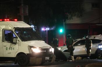 Testimonios en informe de Carabineros afirman que fallecidos afuera del Monumental fueron atropellados