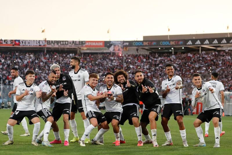 con los jugadores de Colo Colo en el Estadio Monumental.