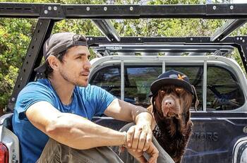 "Cada mañana, antes del trabajo, elongamos": Pangal Andrade mostró tierno video de su perrito, que intenta imitarlo al estirarse