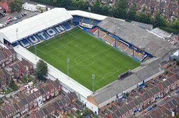 GALERÍA | ¡Se ingresa por las casas de los vecinos! El pintoresco estadio del Luton Town que ahora estará en la Premier League