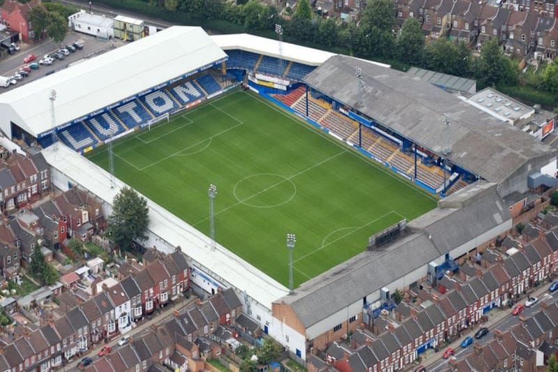 Este es Kenilworth Road, el estadio donde hacen de local los Hatters.