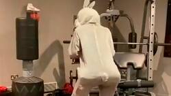 Exjugador del Manchester United se lució bailando disfrazado de conejo