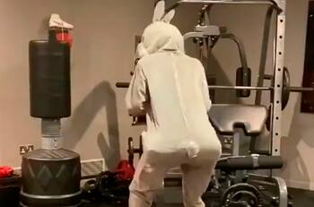 Exjugador del Manchester United se lució bailando disfrazado de conejo