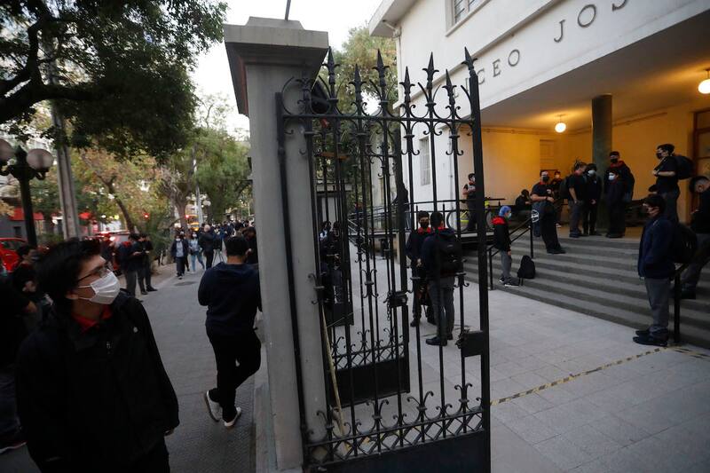 La medida afecta a establecimientos de Providencia y Santiago.