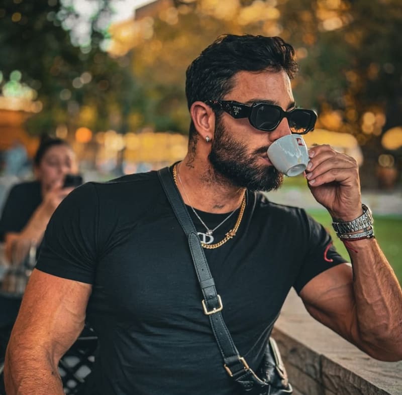 Es un modelo igualito a Maluma.