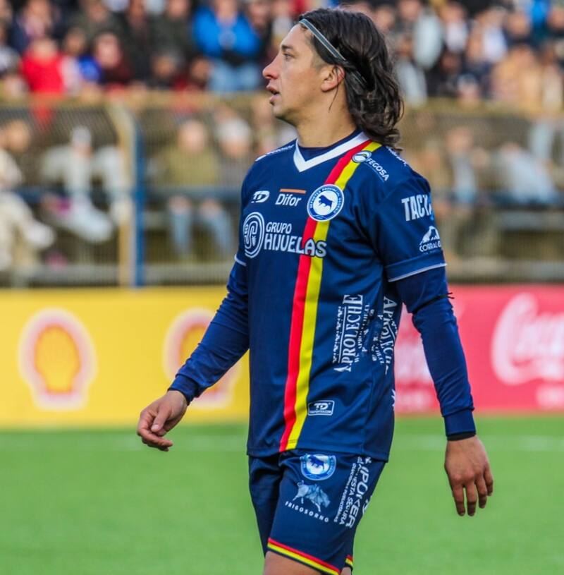 Juega en Provincial Osorno, seguramente uno de sus últimos equipos en el profesionalismo.