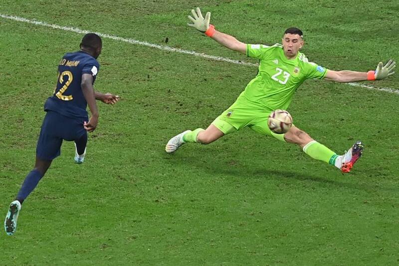 La recordada atajada de Dibu Martínez al francés Kolo Muani que le podría valer un Balón de Oro al arquero argentino.