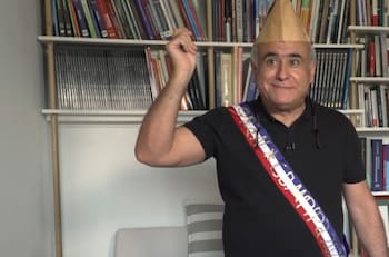 Con una colección de máscaras y una camiseta autografiada de Colo Colo: Así es la casa de Sebastián Ugarte