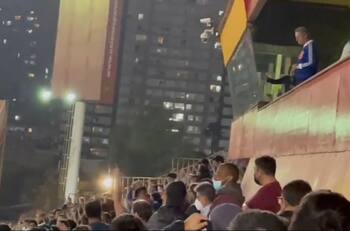 VIDEO | A lo rockstar: Federico Valdés fue a ver a la U y los hinchas pidieron su vuelta