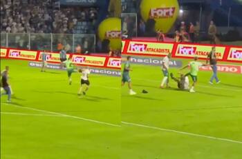 Al estilo WWE: jugador de Chapecoense lanzó patada voladora contra hincha rival tras perder un título