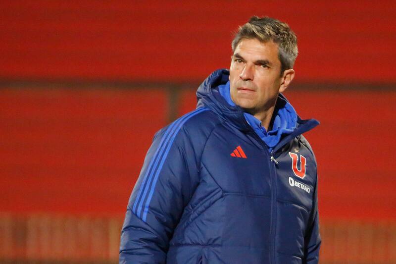 El DT argentino fue autocrítico tras la derrota de la U ante Unión Española. (Foto: Agencia Aton)