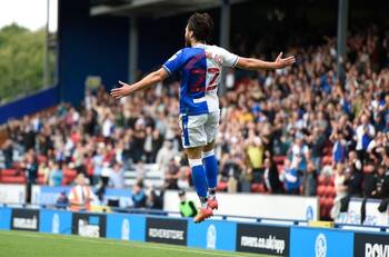 Increíble: Hinchas del Blackburn inician "Teletón" para llevar a Inglaterra a creador de la canción de Ben Brereton