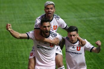 Universidad de Chile apabulló al equipo sensación y se mete en la lucha por el título