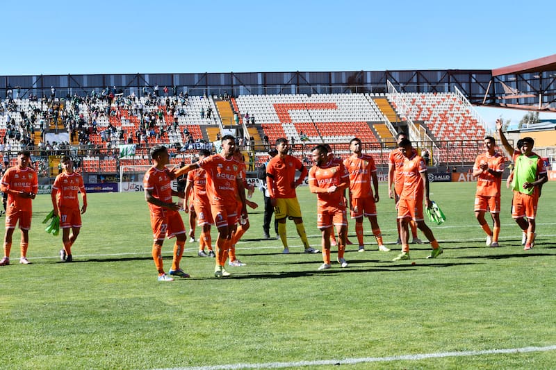 El equipo en el Estadio Zorros del Desierto. Foto: Agencia Aton.