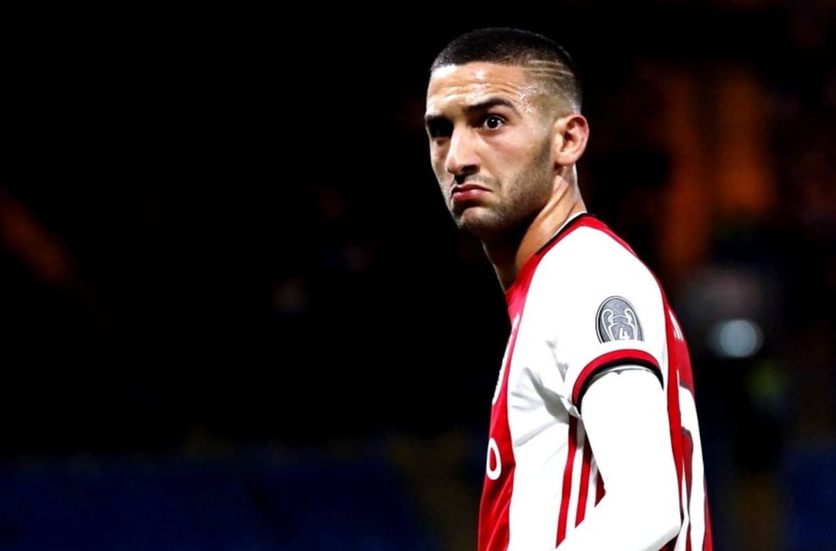 Hakim Ziyech regaló su camiseta a hincha del Ajax en silla de ruedas