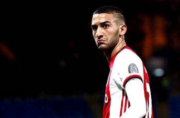 Hakim Ziyech regaló su camiseta a hincha del Ajax en silla de ruedas