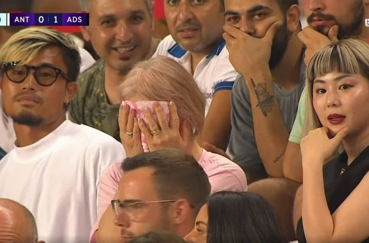 VIDEO| El futbolista que se fue expulsado a los 10 segundos y provocó el llanto de su madre en las tribunas