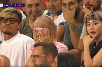 VIDEO| El futbolista que se fue expulsado a los 10 segundos y provocó el llanto de su madre en las tribunas