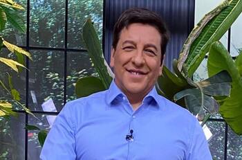 “No se separa nunca de mí”: La fiel compañía Julio César Rodríguez en sus vacaciones