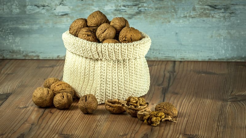 Las nueces contienen omega-3, unos ácidos grasos necesarios por su efecto antiinflamatorio.