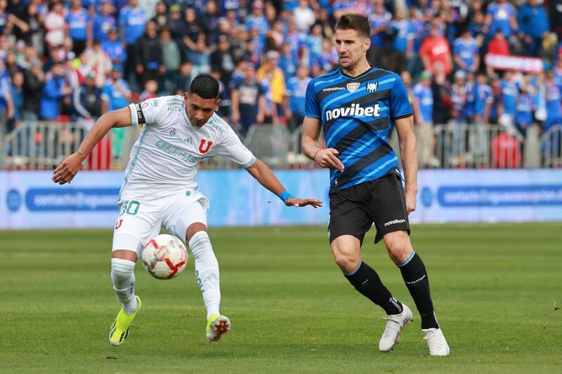 El jugador de Universidad de Chile, Cristian Palacios ante los Acereros.