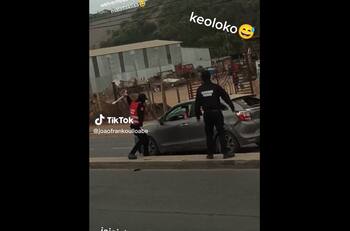 VIDEO | Violento enfrentamiento entre guardias de seguridad y un conductor: Rompieron su auto