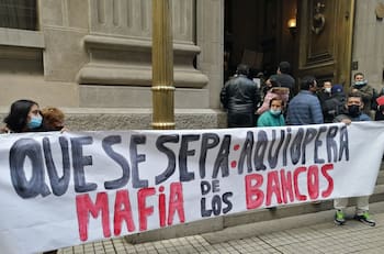 VIDEO | Eduardo Artés y Roxana Miranda ingresaron al Banco Central junto a otros manifestantes