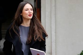 Irina Karamanos inicia gestiones para terminar con el cargo de "Primera Dama" y delegar fundaciones