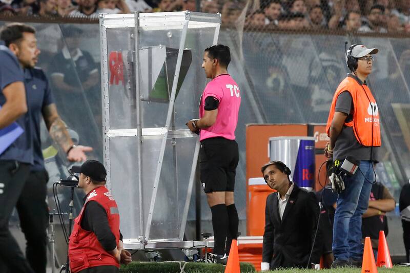 Felipe González viendo una jugada en el VAR. Foto: Aton.