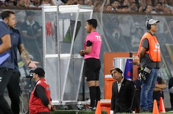 ¿Por qué los árbitros del fútbol chileno cobran hoy casi 10 veces menos penales que en 2022?