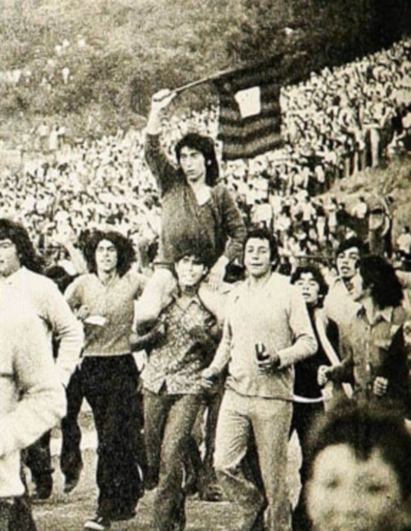Uno de los rescatados por Pedro Morales es reconocido por un público desbordante en Las Higueras. El festejo en las calles de Talcahuano duró hasta que el toque de queda lo permitió.