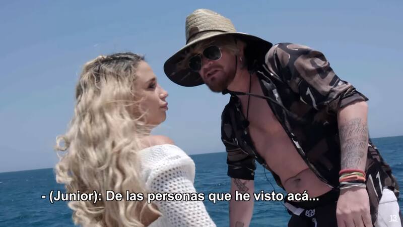 En “Tierra Brava” los jugadores ya comenzaron a buscar compañía, entre ellos Junior Playboy, quien se acercó a Valentina Torres, la “guarén” en plan de conquista amorosa.