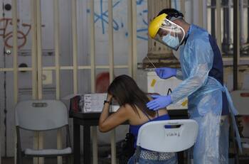 China inicia pruebas anales para detectar Covid-19 a personas que lleguen del extranjero