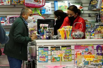 Bienes esenciales: diputados RN exigen al Gobierno reevaluar restricciones a venta de productos