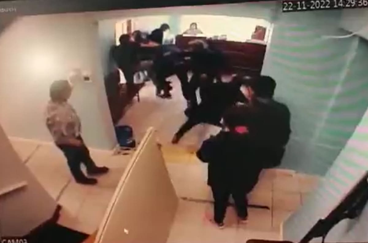 VIDEO | Brutal golpiza de médico a paciente en Talcahuano: Víctima había reclamado por la espera