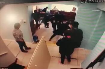 VIDEO | Brutal golpiza de médico a paciente en Talcahuano: Víctima había reclamado por la espera