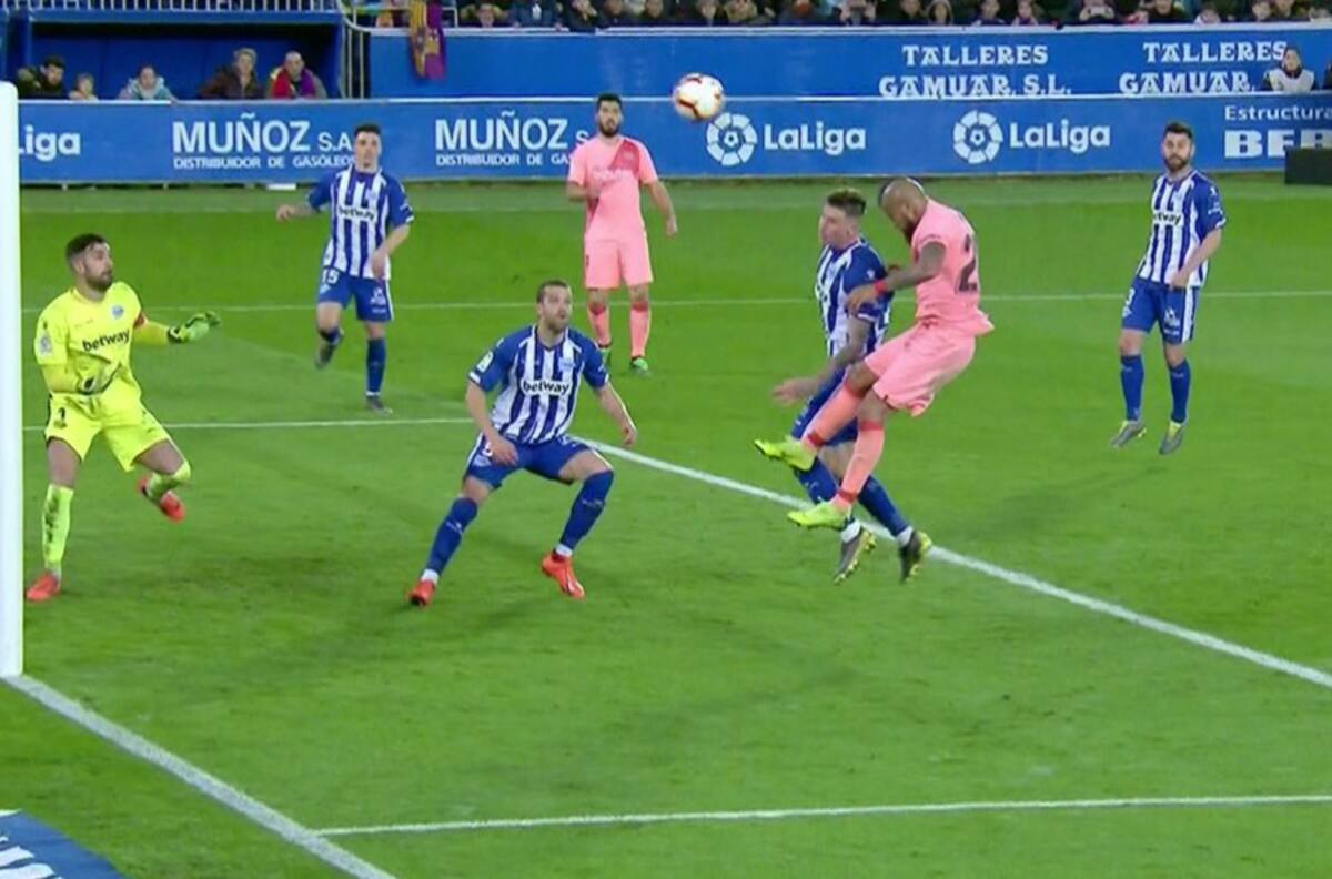 Arturo Vidal comparte la intimidad de un vuelo del Barcelona con Umtiti, Alba y Rakitic