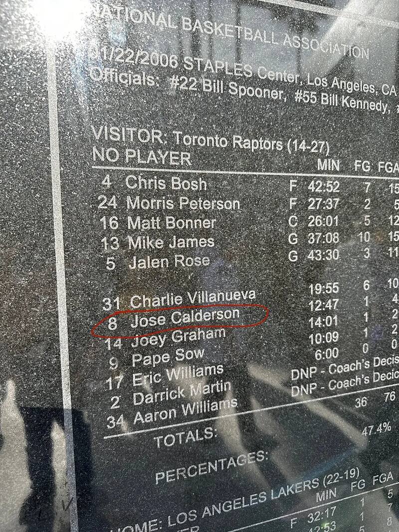 Errores en la estatua de Kobe Bryant.