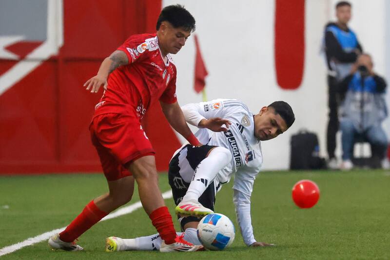 El volante argentino contra Unión La Calera. Foto: Agencia Aton.