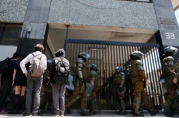 VIDEO | Carabineros ingresó a Instituto Nacional por sala incendiada y detuvo a un estudiante