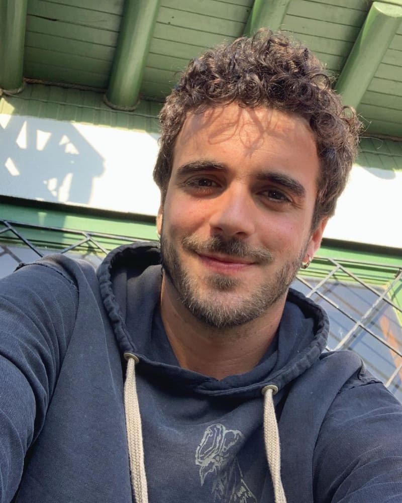 Es un periodista y escritor chileno que lanzó un libro sobre la historia de Universidad de Chile y además es pareja de la actriz Fernanda Finsterbusch.