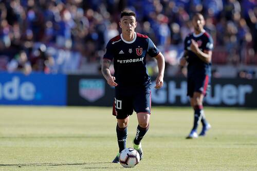 Rodrigo Echeverría jugando con la camiseta de la U. Foto: Aton.