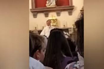 VIDEO | Sacerdote realizó misa en estado de ebriedad y hasta eructó sobre el altar en España