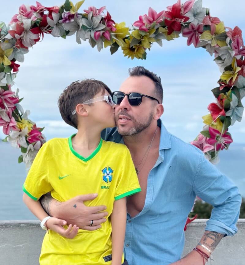 El animador está junto a su hijo en Brasil.
