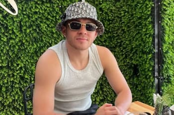 Goleador y fachero: ¿Cuánto cuesta el sombrero con el que suele posar Víctor Felipe Méndez en sus fotografías?