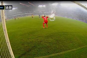 Clásico de Ecuador terminó en escándalo: hinchas lanzaron petardos hacia la cancha en pleno partido