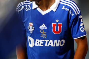 ¿Un caso único en el mundo? La historia de las dos insignias que porta la U en su camiseta
