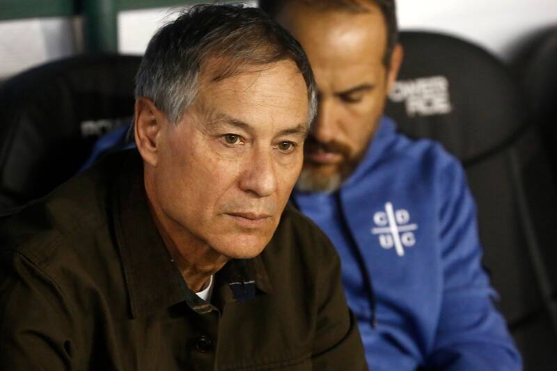 Para Juvenal Olmos, Holan cuida a los jugadores de la UC, aunque ellos lo quieren fuera. Foto: Aton.